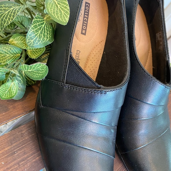 Like New! Clarks Soft Memory Foam Heel Collection - Picture 8 of 9